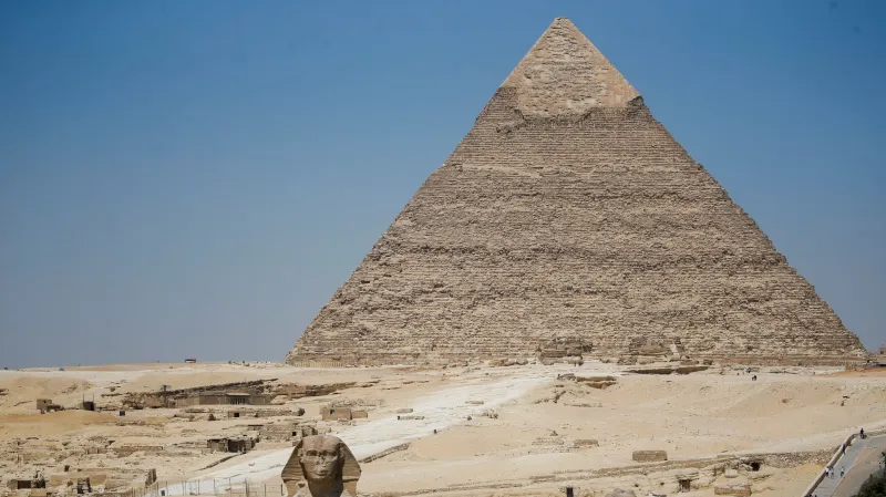 Cheopsova (Chufuova) pyramida a Sfinga v Gíze