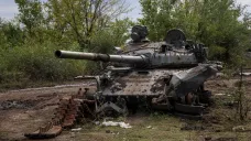 Zničený ruský tank ve městě Izjum v Charkovské oblasti