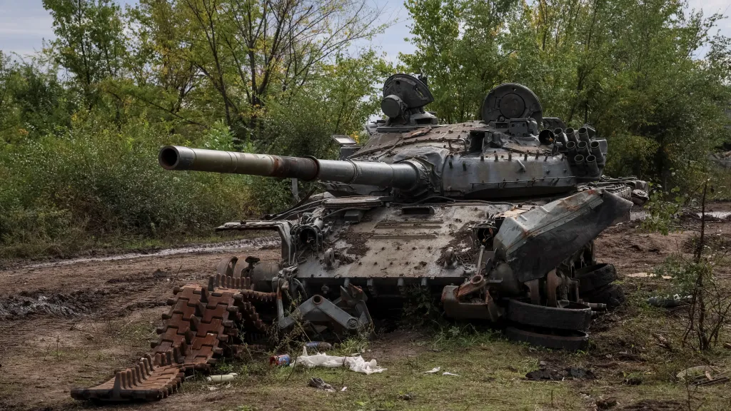 Zničený ruský tank ve městě Izjum v Charkovské oblasti