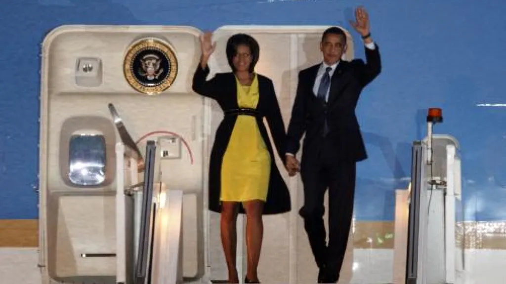 Barack Obama a Michelle Obamová po příletu do Británie