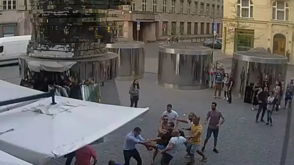 Cizinci těžce zranili číšníka v Praze