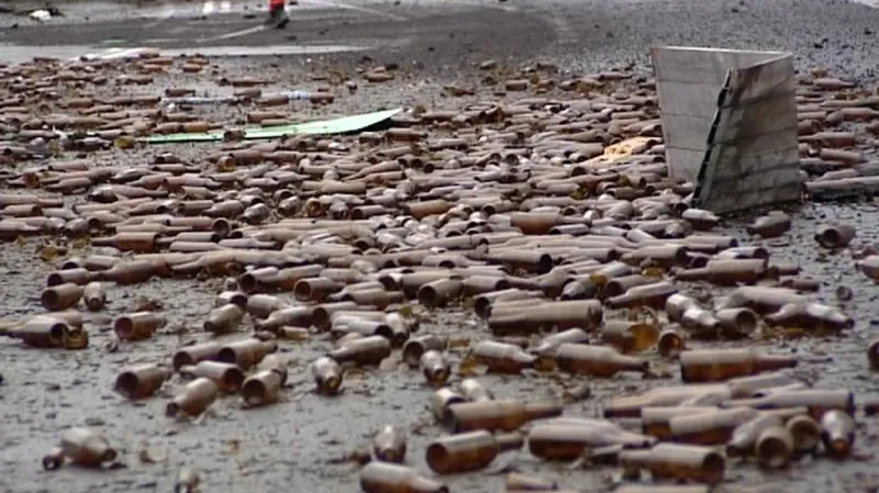 Na silnici se vysypaly tisíce láhví