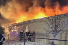 Předběžná škoda po požáru haly v Sendražicích na Královéhradecku je asi 15 milionů korun