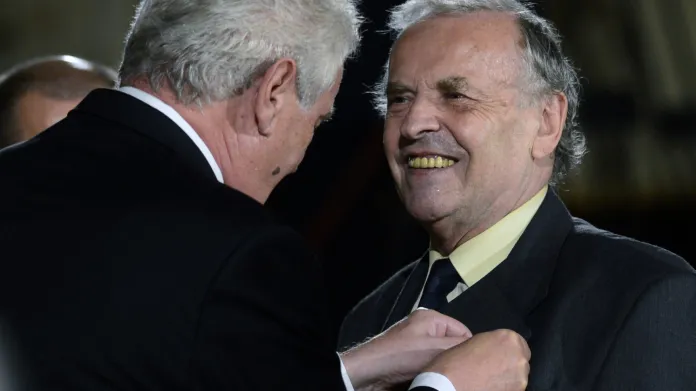 Prezident Miloš Zeman vyznamenal Karla Srpa medailí Za zásluhy (28. října 2013)