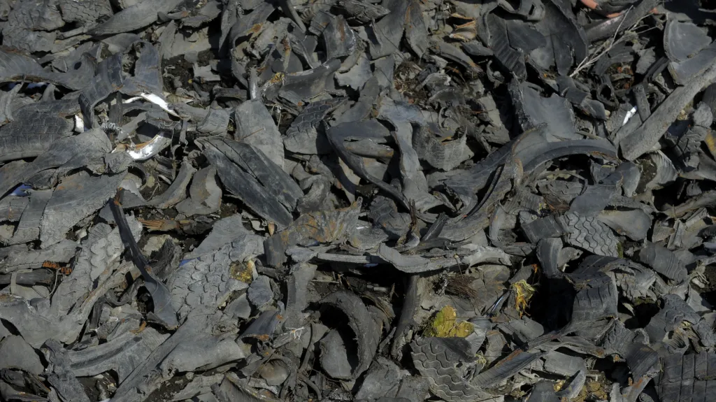 Shořelá skládka pneumatik