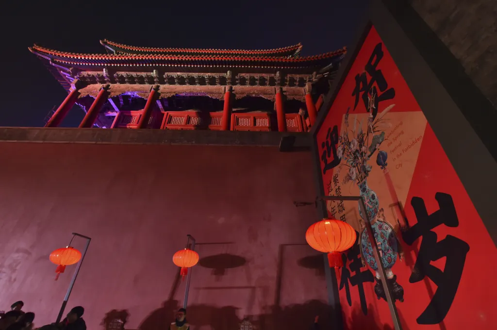 Palácové muzeum v Pekingu v průběhu nočních návštěvních hodin během Latern festivalu 2019