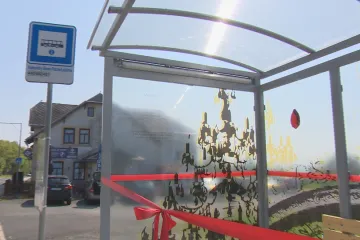 V Kamenickém Šenově přibyly další zastávky ze skla