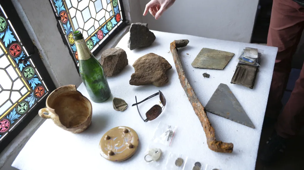 Keramika z 19. století, úlomky kamenů z Juditina mostu, mince nebo kramle ze 14. století.