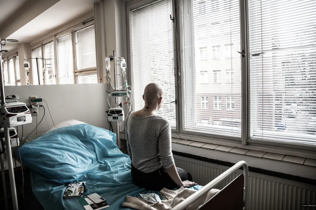 Snímek ze série Jeden rok v životě jedné holky nominované v kategorii každodenní život, Irena Zlámalová. Anně Julii Slováčkové byla diagnostikována rakovina prsu. Je jí 24 let. Fotografie zachycují devět měsíců jejího života s touto zákeřnou nemocí