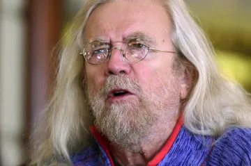 Písničkář Jaroslav Hutka uspěl u soudu. Za zadržení v době normalizace dostane 1800 Kč