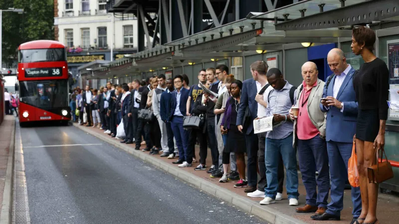 Londýňané čekající na autobus u Victoria Station