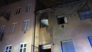 Plameny šlehaly z bytu v prvním patře