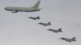 Přelet gripenů z České republiky na Island v doprovodu italského tankeru KC-767