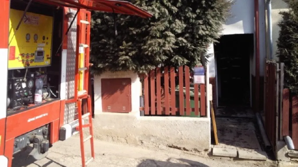 Při požáru v domku v Lelekovicích zemřel jeden člověk