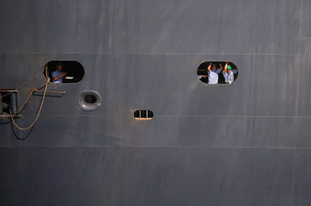Výletní loď Queen Mary 2 připlouvá do přístavu v Durbanu v Jižní Africe, kde mají jihoafričtí členové posádky opustit loď a následně projít testováním na výskyt koronaviru v jejich těle