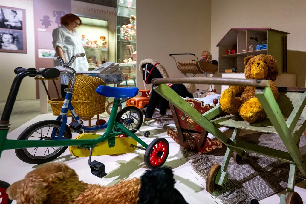 Muzeum východních Čech v Hradci Králové zahájilo výstavu Kouzlo hraček