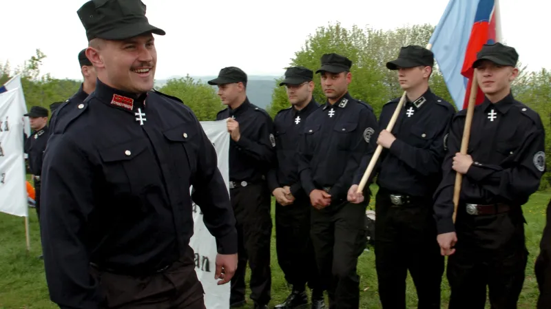 Marian Kotleba se straníky na snímku z roku 2006