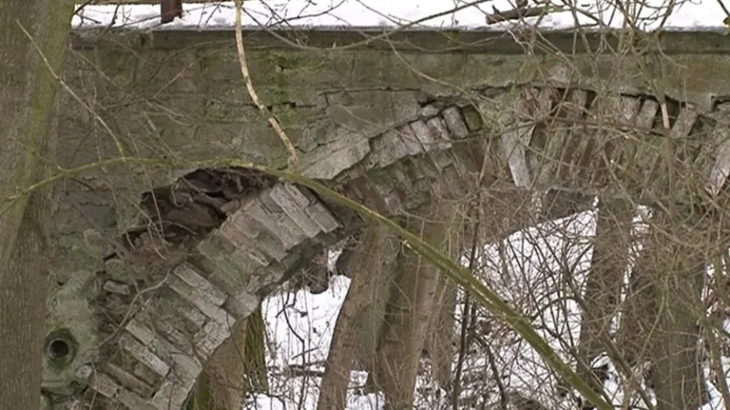 Most ve Stálkách se rozpadá