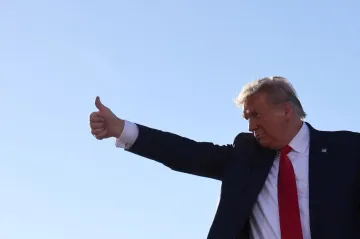 Trump vyzval ke zrušení částí ústavy. Schůzkou s antisemity pobouřil i republikány