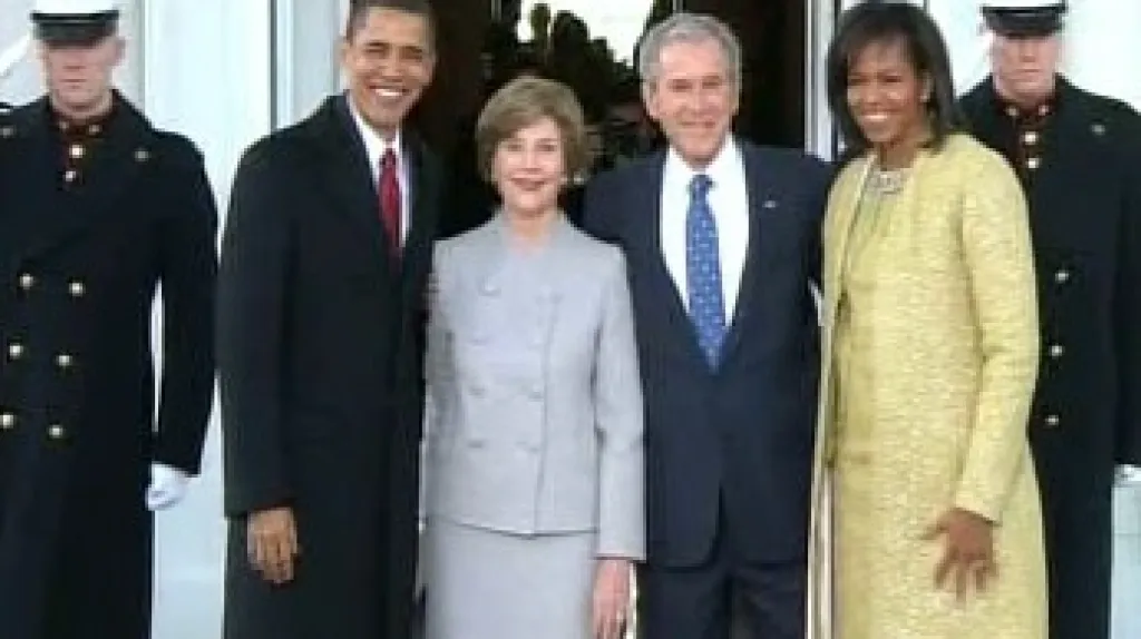 Obamovi a Bushovi před Bílým domem