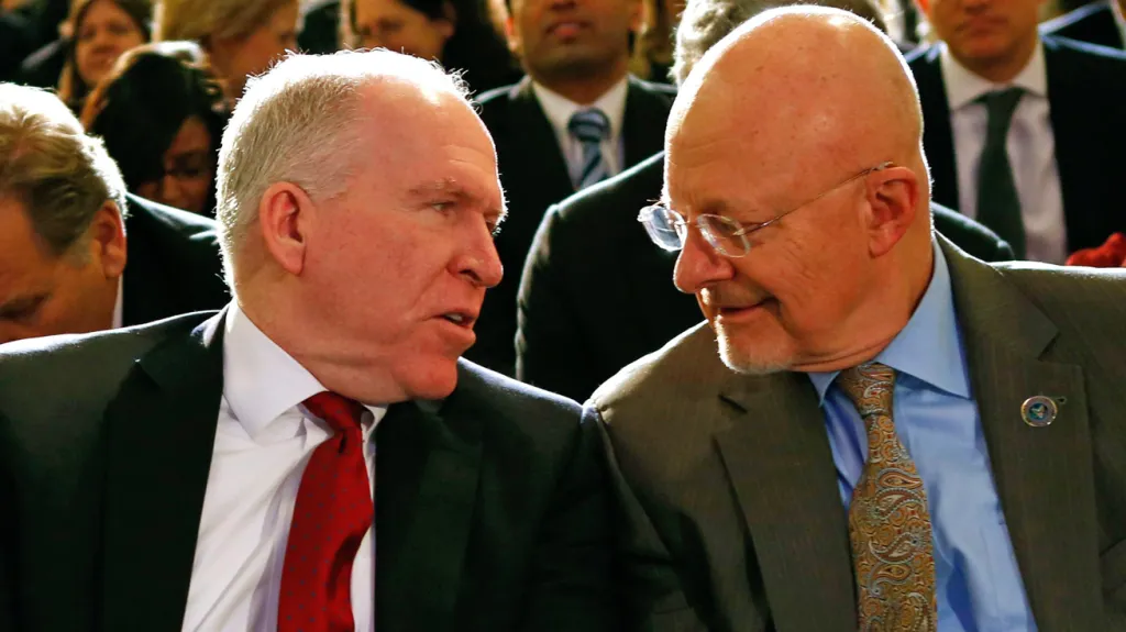 Šéfové CIA John Brennan (vlevo) a amerických rozvědek James Clapper