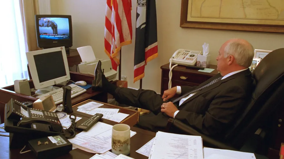 Viceprezident Dick Cheney sleduje vysílání o teroristických útocích z 11. září