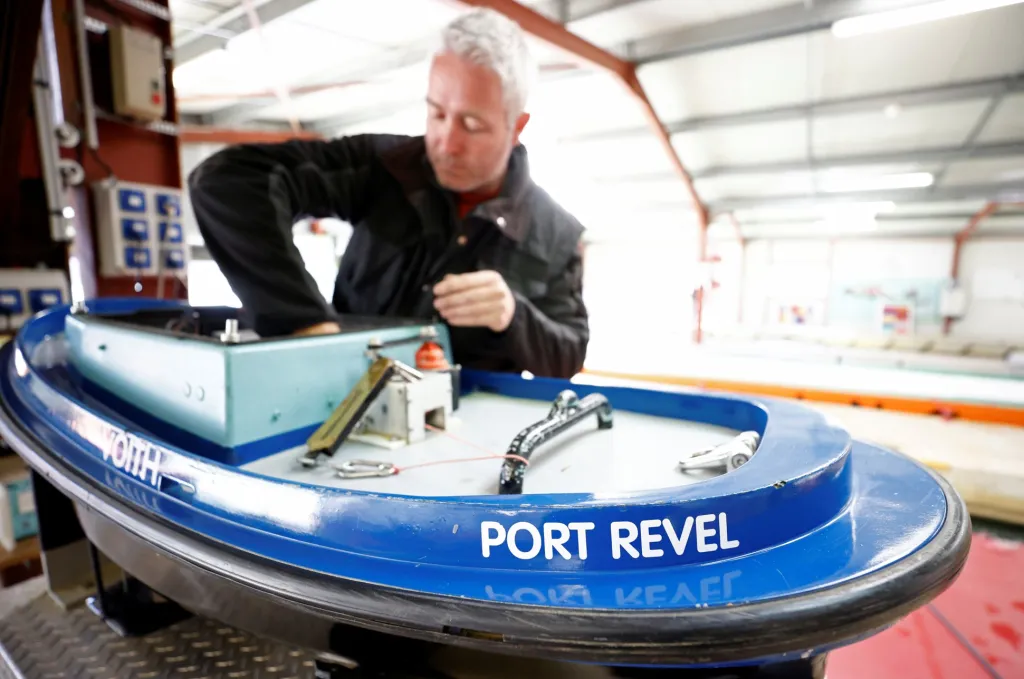 Ve výcvikovém středisku Port Revel ve Francii trénují námořníci průjezd Suezským průplavem na zmenšených modelech lodí