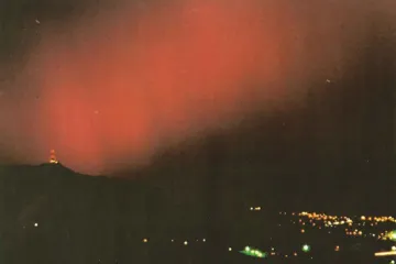 Listopad 1989: Když začaly první demonstrace, nad Českem zazářila výjimečná rudá polární záře