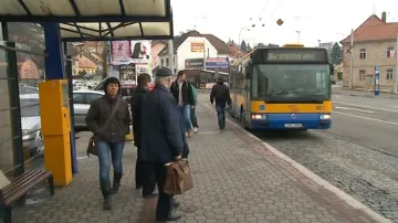 Řidič získá pokyn, v kolik má vyjet ze zastávky, aby měl na křižovatce zelenou