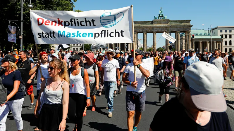 Povinnost myslet místo povinného nošení roušek, hlásá jeden z transparentů