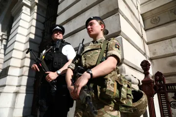 Podle německého listu se Abedi před atentátem vracel z Libye přes Prahu, Chovanec to popřel