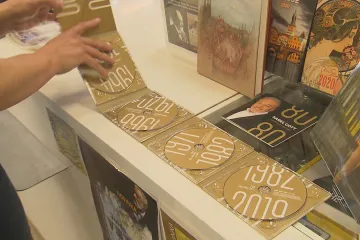 Vzrostl zájem o dílo Karla Gotta. Lidé shánějí i předměty s jeho podobiznou