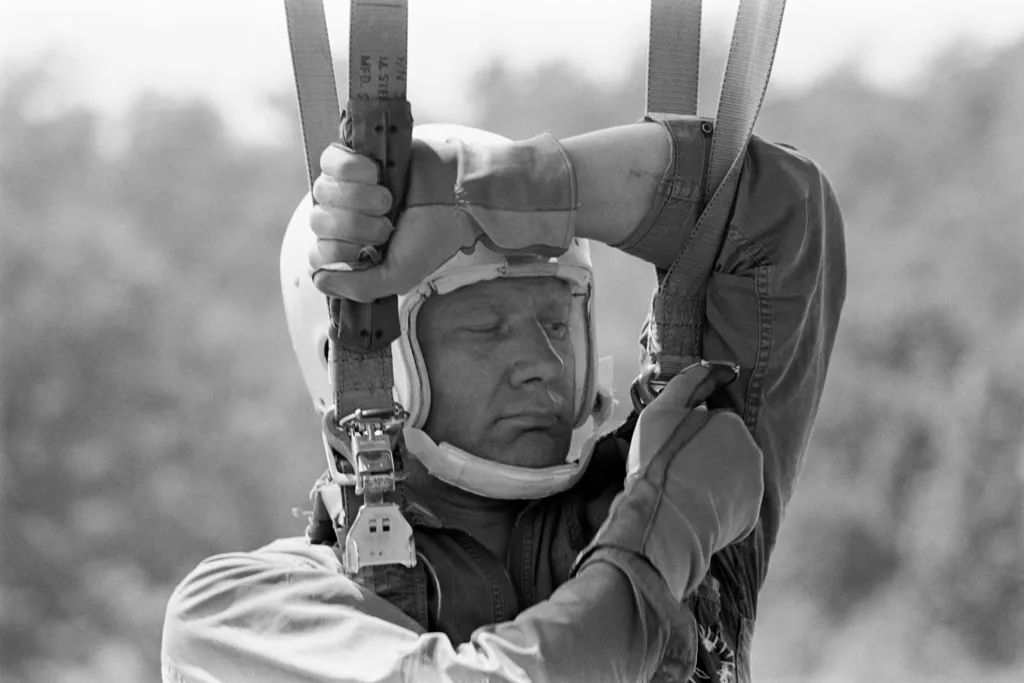Edwin E. Aldrin Jr. je připoután ke svému padákovému postroji během výcviku na US Air Force Command School pro podporu letectva v Texasu