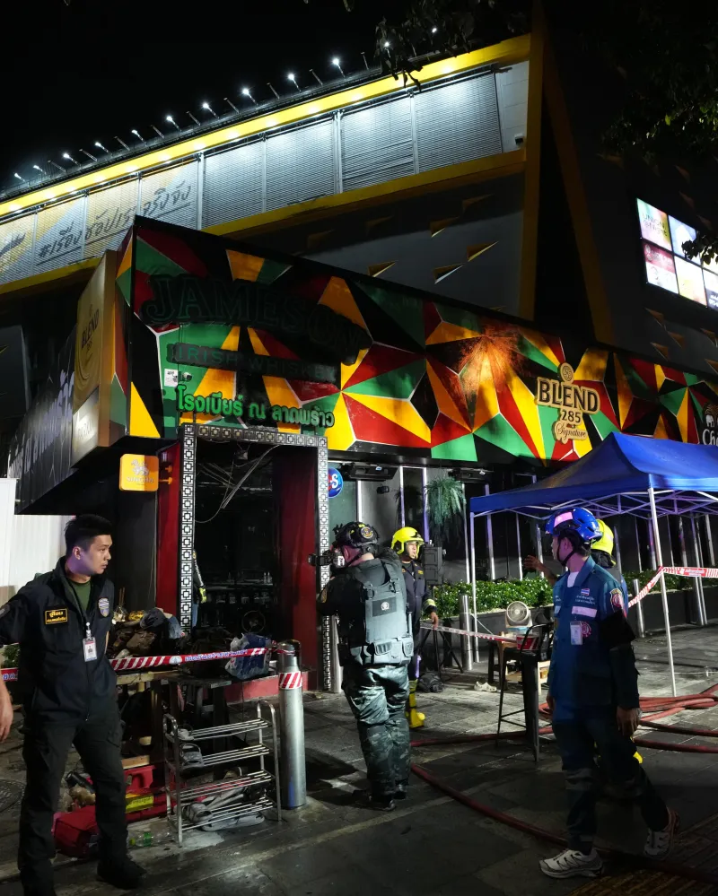 Nejméně 27 lidí zahynulo při požáru, který zachvátil bar v Bangkoku, píše AP