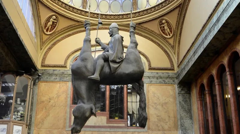 Nejstarším slavným Václavem je nejspíše svatý Václav. Jeho nejslavnější, majestátní sochu na Václavském náměstí vyvažuje o pár metrů níže Václav „dvojník“ na obráceném koni.