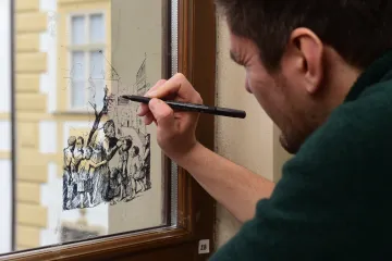 Vargovy grafiky propojují minulost se současnou tváří Olomouce. Zdobí okna univerzitní knihovny