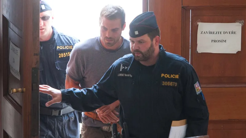 Eskorta přivádí k soudu jednoho z obviněných kvůli neoprávněnému nakládání s těly tygrů