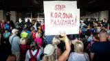 Skandující dav se shromáždil před budovou slovenského parlamentu