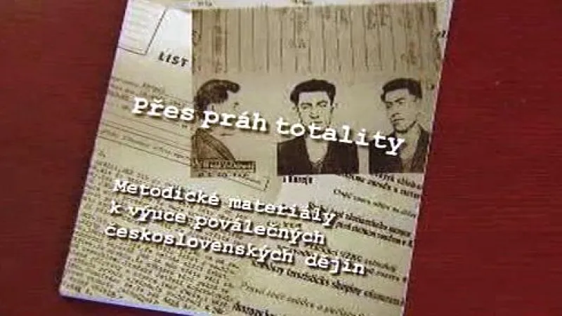 Přes práh totality