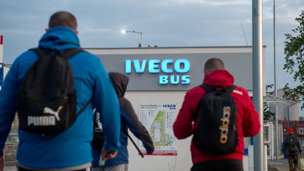 Pracovníci přicházejí na ranní směnu do továrny Iveco, výrobce autobusů obnovil výrobu