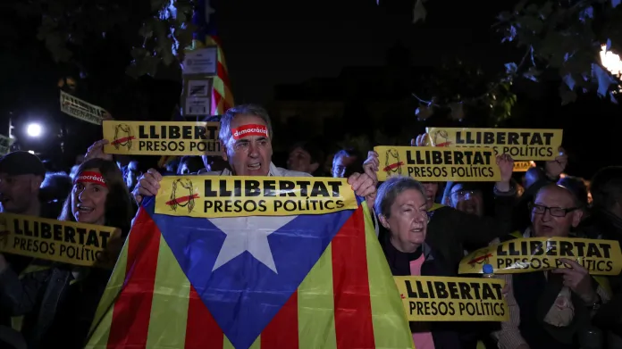 Protesty v Barceloně proti uvalení vazby na katalánské politiky