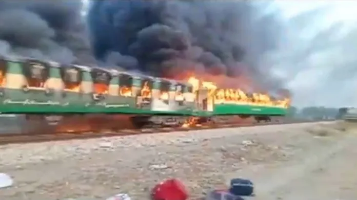 Pákistánský vlak v plamenech