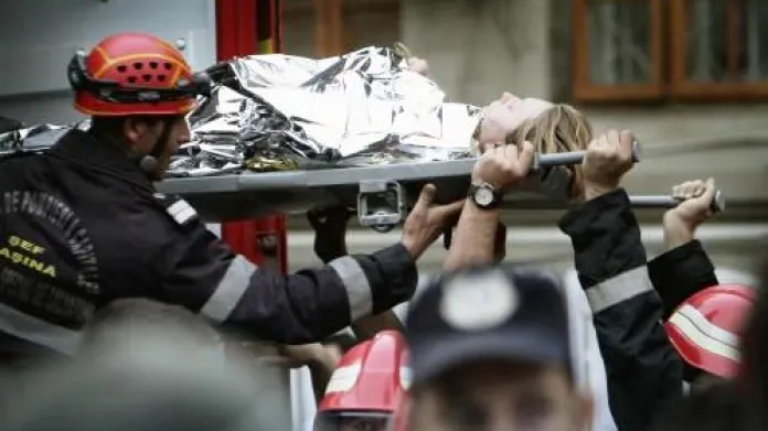 Záchranáři zasahují po výbuchu v bukurešťské porodnici