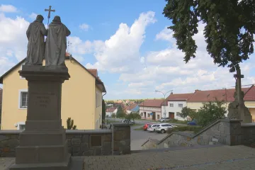 Zájem o bydlení v menších městech a vesnicích sílí, často tam však chybějí základní služby