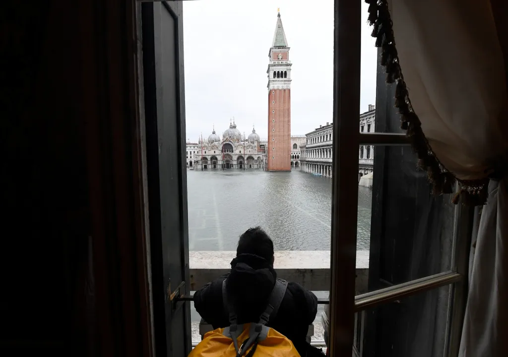 Na náměstí smí pouze novináři a policisté, pro turisty bylo uzavřeno