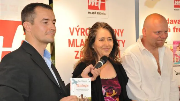 Eva Lustigová (uprostřed) předala Literární cenu Arnošta Lustiga spisovateli Pavlu Bryczovi (vpravo)