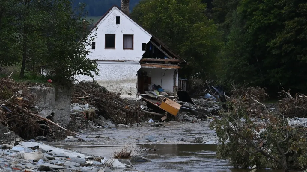Povodní poničený dům a koryto řeky Opavice v Holčovicích na Bruntálsku (3. října 2024)