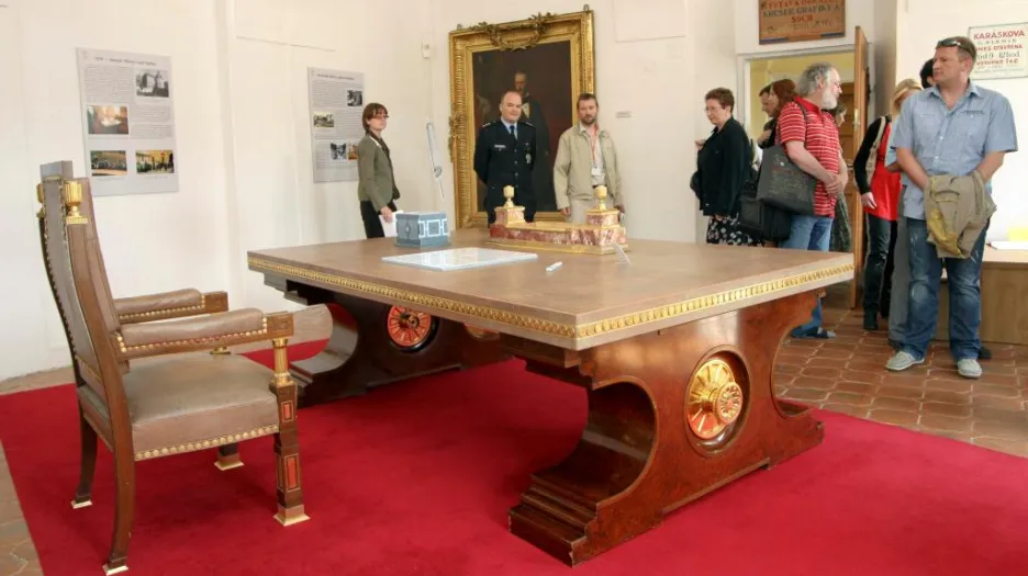 Hitlerův stůl na zámku v Bečově