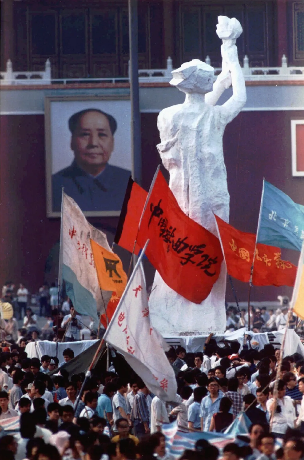 Na konci května byla na náměstí Tchien-an-men vztyčena deset metrů vysoká socha Bohyně demokracie.