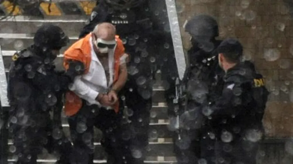 Policisté vyvádějí lupiče